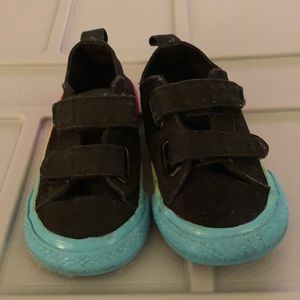 Size 6 converse toddler shoes